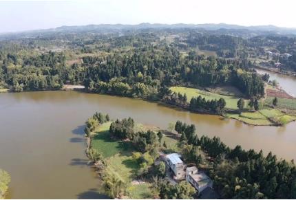 開展鄉(xiāng)村振興產(chǎn)業(yè)、河道治理和特色民宿建設(shè)